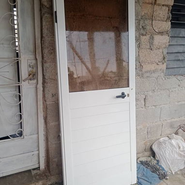 Ventanas de hierro con sus cristales en 70 mil.,puerta de marquetería de aluminio y cristalería en 70 mil., - Img 116663945