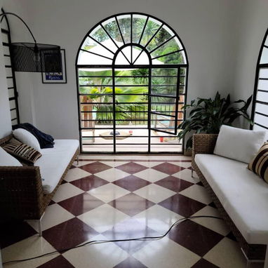 Casa colonial de 2 niveles amplia en Miramar - Img 121234021