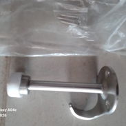 Tope de puerta 2 en 1 con gancho para colgar ropa, carteras, cinto, etc. New - Img 54104621