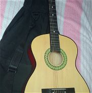 Guitarra acústica con estuche - Img 45941693
