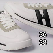 Tennis blancos con marca en negro - Img 58064774