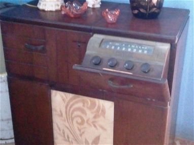 Mueble de radio tocadiscos de los años 40 - Img 65849212