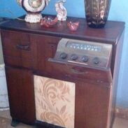 Mueble de radio tocadiscos de los años 40 - Img 45509920
