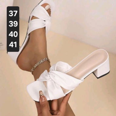 Zapatos blancos y sandalias blancas - Img 112490751