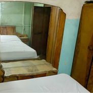 Se juego de cuarto antiguo que tiene cama, dos mesitas de noche,escaparate y coqueta con silla. - Img 55984235