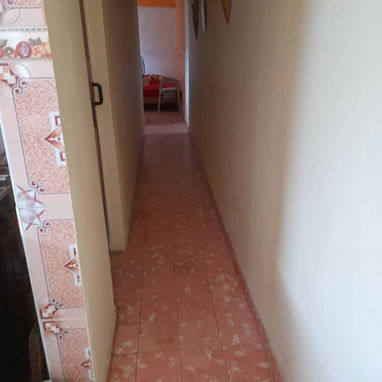 Vendo casa de 2 cuartos con frente a calle y placa libre. Boyeros. La Habana. - 5/10