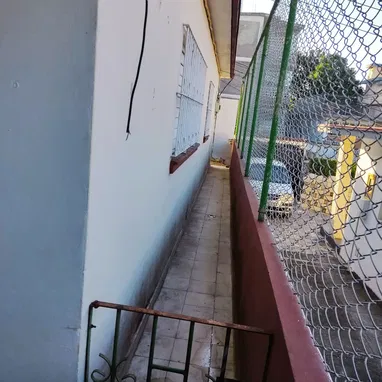 Casa independiente 2 cuartos, 2 baños, garaje, placa libre en Alturas de Belen, Marianao - 52 mil - Img 127878126