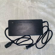 Cargador de 72v 5A de uso pero en buen estado - Img 57780926
