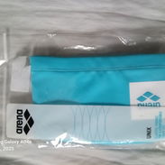 Gorro de natación marca ARENA. Azul acua. Nuevo en su estuche. - Img 49674836