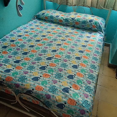 Cama con colchón y mesa de noche.... - Img 119212998