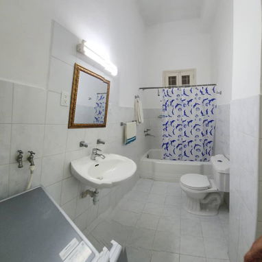 300 USD.RENTO LINEAL APTO DE 2 HABITACIONES Y 2 BAÑOS EN EL VEDADO ZONA CENTRICA POR HOTEL NUEVO TORRE K .52501177 - Img 124088256