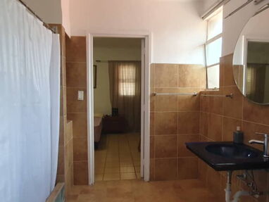 Excelente apartamento en 1er piso con garage ubicado en Playa cerca del Cira Garcia y el puente Almendares - Img 65804500
