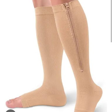 Medias de compresion nuevas en su estuche color piel y color negra.. 15 usd o al cambio - Img 100171335