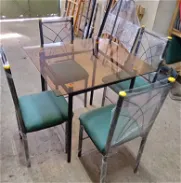 Juegos de comedor de tubos con cristal y 4 sillas tapizadas en vinil - Img 45709066