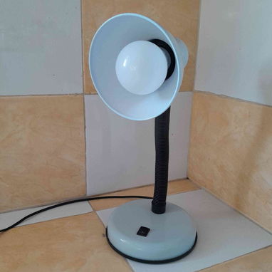 Lámpara de mesa PIXAR de uso - 2/2