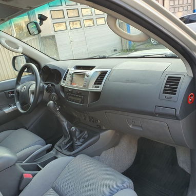 TOYOTA HILUX - 8/9