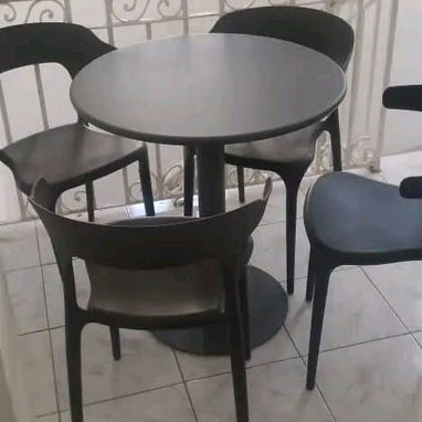 Juego de comedor con un toque moderno - 2/3