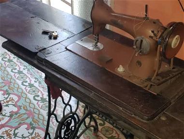 Cama personal de hierro y maquina de coser - Img 66129458