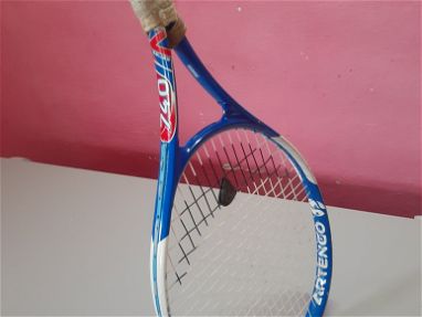 Se vende raqueta de tenis de aluminio con 3 pelotas incluidas - Img main-image