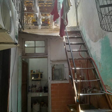 *$12.500usd. En venta casa puerta de calle con todo dentro, incluyendo una moto de gasolina  y un negocio en Luyanó - 6/10