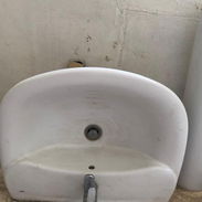 Se vende lavabo de pedestal y bidet marca Roca, con sifa y llave - Img 56170350