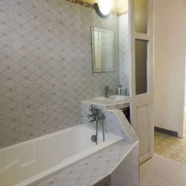 Cod.Z 🌟 ¡ALQUILER EN EL VEDADO! 🌟 2 Habitaciones 🛏️ / 2 Baños 🚿 / 2 Terrazas 🪴 - 500 USD al mes  💵 - Img 122565193
