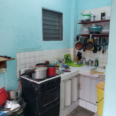 SE VENDE CASA de 1 habitación (Casa puerta de calle puntal alto, techo placa libre, teléfono fijo, gas de la calle, etc) - Img 124172686