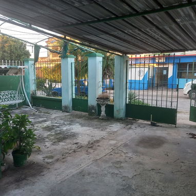 Bajos de biplanta 114m² de área total, entrada independiente,carporch, portal, sala, comedor 2½ hab 2 baños y 2 patios. - Img 123722744