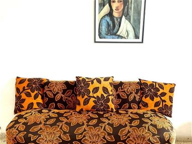 Sofá original de los años 70🛋️ recién tapizado con damasco, super lindo y bien cuidado 🧡. - Img main-image-45356912
