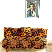 Sofá original de los años 70🛋️ recién tapizado con damasco, super lindo y bien cuidado 🧡. - Img 45356912