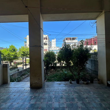 🏡 Venta de Casa en el Vedado – Ubicación Premium  Oportunidad única en el corazón del Vedado, específicamente en 25 y E - Img 122388609