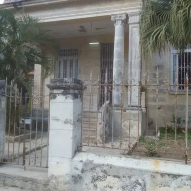 En venta linda casa independiente estilo colonial con espacio para garaje en excelente zona de Santos Suárez. - Img 115663485