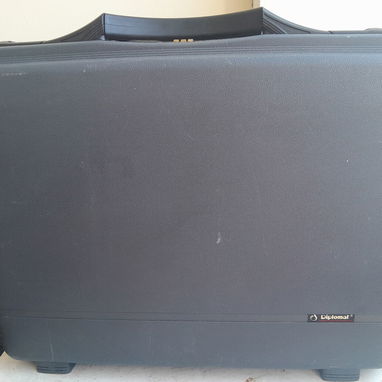 Vendo maletín ejecutivo marca Diplomat, con cerradura de código - Img 121003744