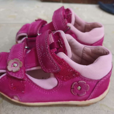 Vendo zapaticos de uso para niña y niño. Sandalias, boticas, y sandalias cerradas. - Img 113802047