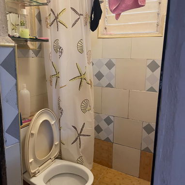 SE PERMUTA  2* 1APTO EN  LA HABANA VIEJA DENTRO LUZ AGUA Y GAS SIN PROBLEMA Y OTRO EN UN SOLAR POR UNO DE 2 HABITACIONES - Img 112462917