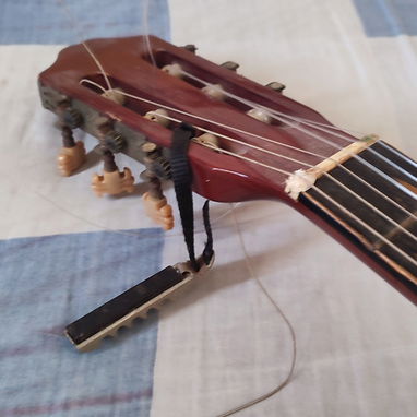 Vendo guitarra clásica casi nueva - 2/3
