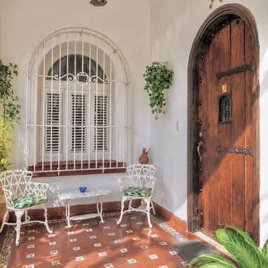DOS CASAS EN UNA SOLA PROPIEDAD EN EL CORAZÓN DE MIRAMAR - 9/10