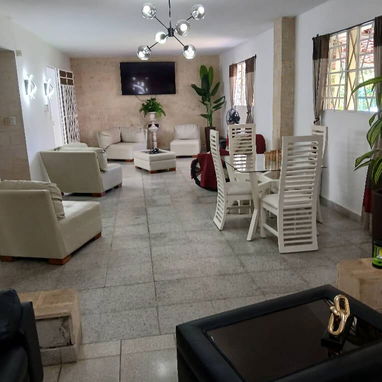 Casa en Nuevo Vedado – 3 cuartos, 2 plantas, 400 m², remodelada – $270,000 - 8/10