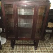 Vitrina antigua, con esquimeros de bronce. Tel 52661177 - Img 49201654