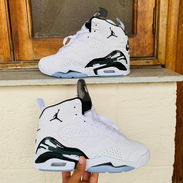 Tenis Retro 6 MVP blancos con detalles negros 4_40 4_41 4_42 4_43 4_44 4_45 $ 31500 - Img 57568776