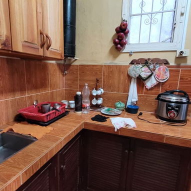 Alquilo apto VACIO en Playa Cerca de 37 y 48, 1er piso, frente calle, balcón, 2 cuartos, 1 baño. Se aceptan niños - Img 119640032