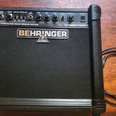 Atriles, multiefecto y amplificador para guitarra eléctrica - Img 126337176