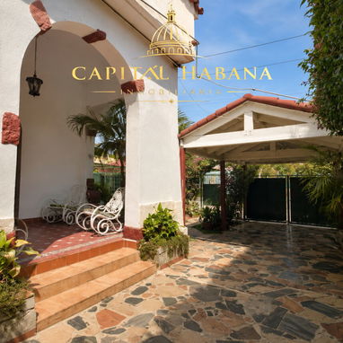 DOS CASAS EN UNA SOLA PROPIEDAD EN EL CORAZÓN DE MIRAMAR - 6/10