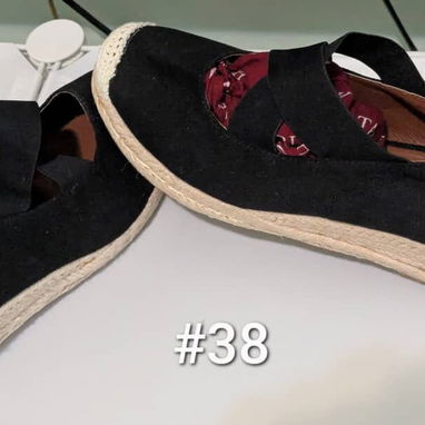 zapatos negros cerrados de tacón, SANDALIAS Y TENIS - 8/9