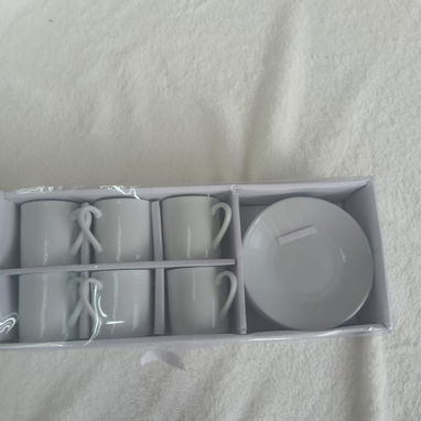 TAZAS DE CAFÉ BLANCAS DE 6 TAZAS Y 6 PLATOS, ENTREGA DE FACTURA, VARIEDAD DE ÚTILES DEL HOGAR, ETC - Img 120784813
