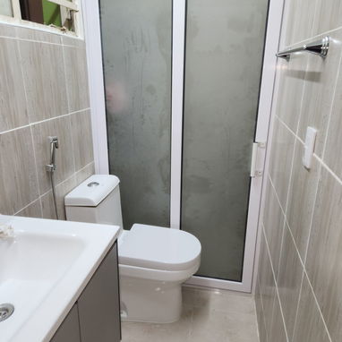 Carpinteria ,Marqueteria de aluminio, y cristal puertas ,ventanas , closet , Bajos de meseta ,paños fijos y más - 8/20