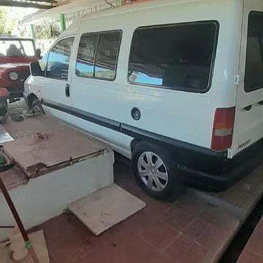 Se vende Peugeot expert en buenas condiciones solo realmente interesados por wasap a 53141828 - 5/6