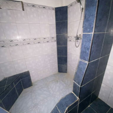 Casona exclusiva y grande de 4/4,garage en la ave Santa Catalina cerro la Word zona residencial en 42 mil con todo - Img 126009336