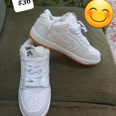 Tenis blancos de mujer y hombre - 2/2