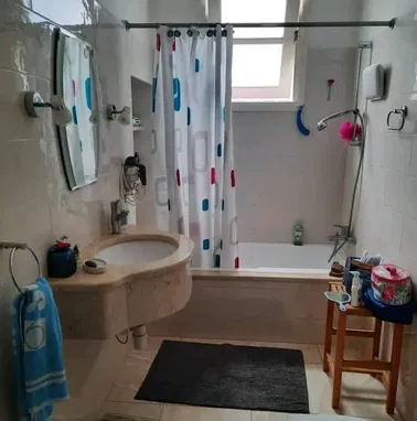 Venta de casa totalmente independiente en Miramar Playa. Cerca de 5ta y 3ra. Se trata de una vivienda independiente, cap - Img 99549878
